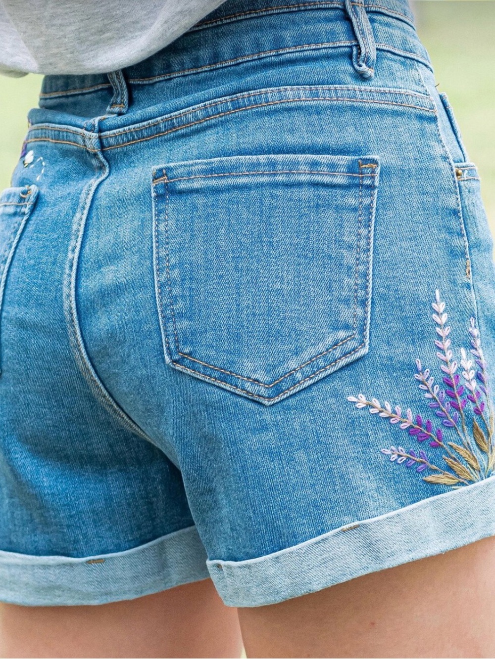 Denim Jean Shorts Embroidered - size 26